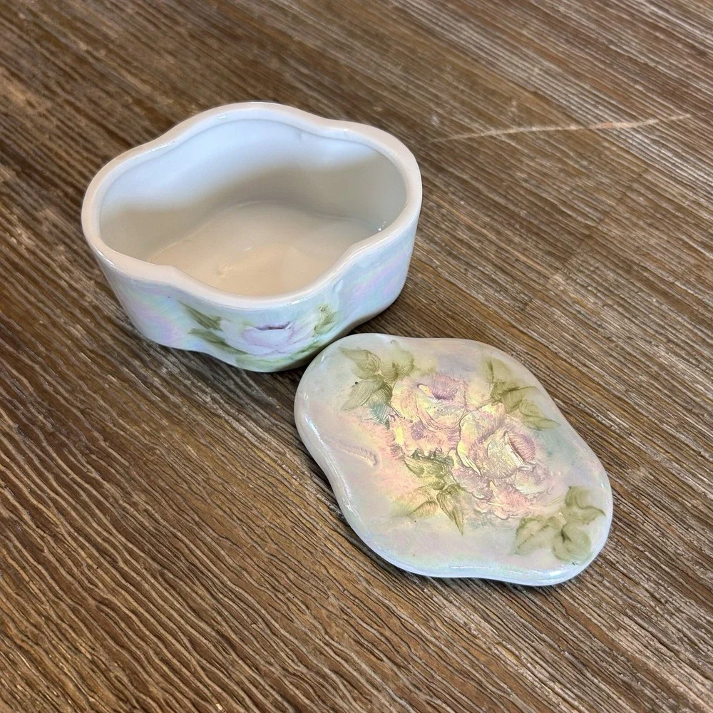 Vintage studio pottery or studio porcelain‎ trinket box Floral Rose Roses